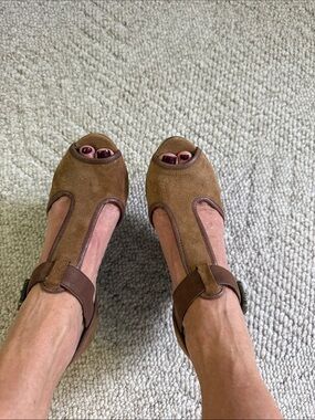 Nine West size 6 Women's Brown Suede Peep-Toe T-Strap Sandals